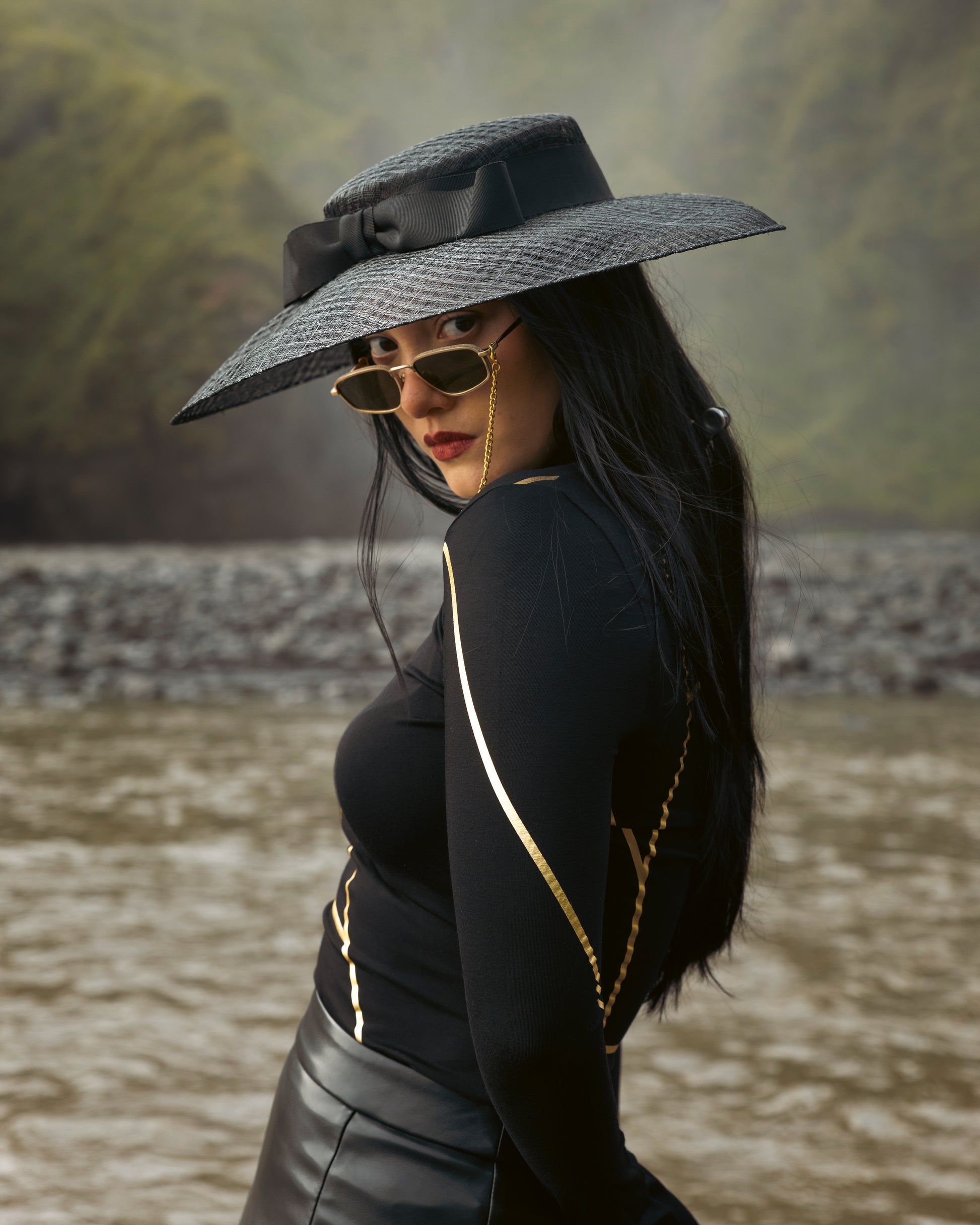 Geometric Mock Neck Kintsugi Black