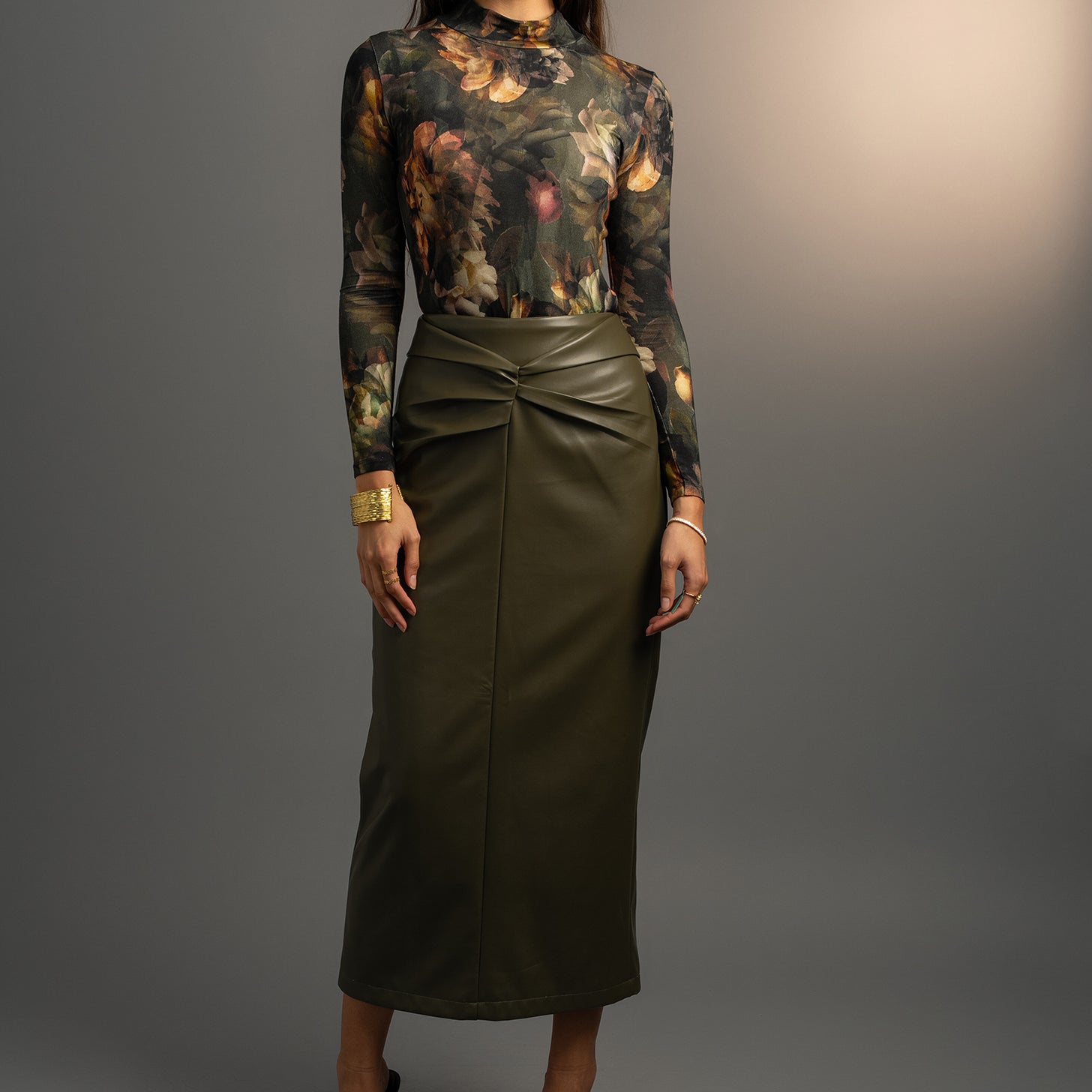 Musubi Knot Leather skirt in Olive