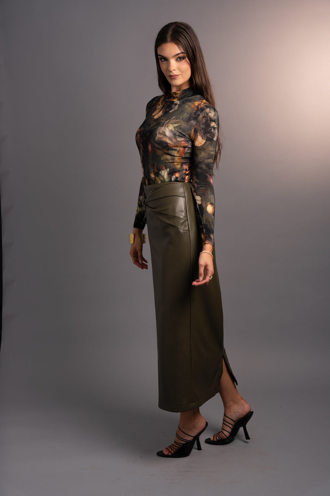Musubi Knot Leather skirt in Olive
